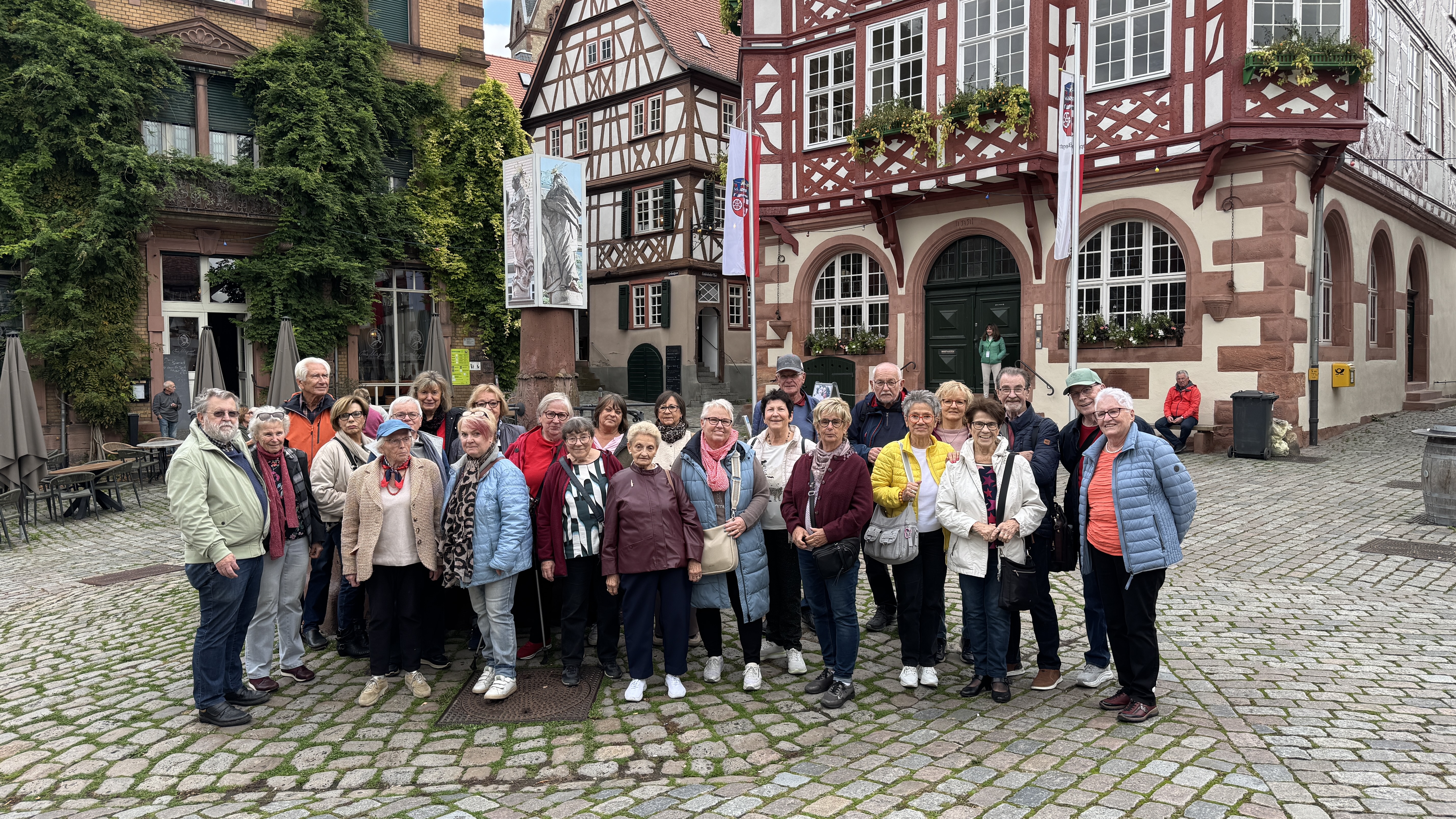 Marion Thrmers (Vierte von rechts) Gruppe vor dem Rathaus von Heppenheim.