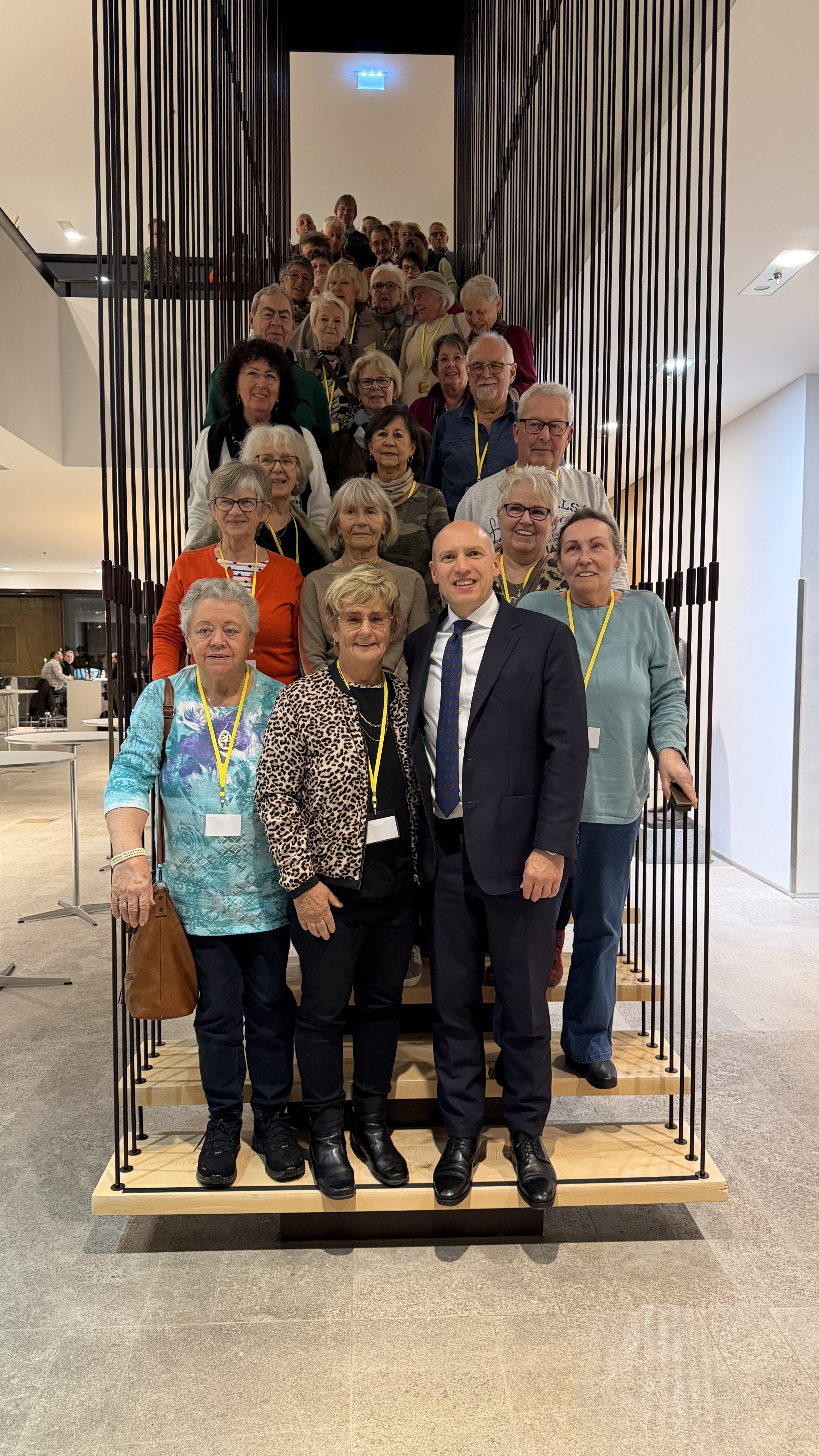 Gruppenbild mit Staatsminister und Dame auf der Landtagstreppe. Im Vordergrund Staatsminister Manfred Pentz und daneben Marion Th�rmer.