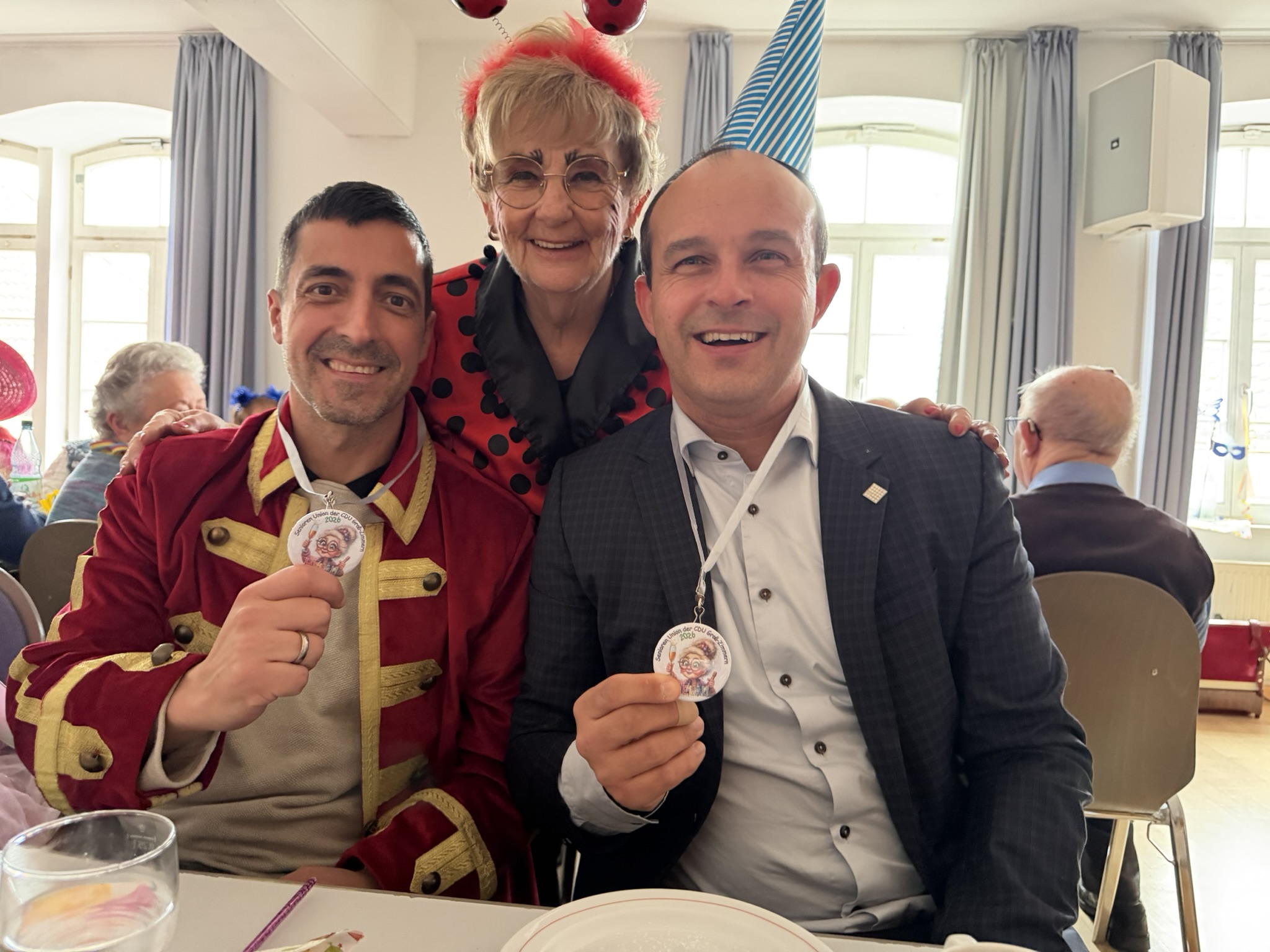 Das n�rrische Dreigestirn beim Senioren-Unions Kr�ppelnachmittag. Von links: B�rgermeister Mark Pullmann, Vorsitzende Marion Th�rmer und der erste Kreisbeigeordnete Lutz K�hler.