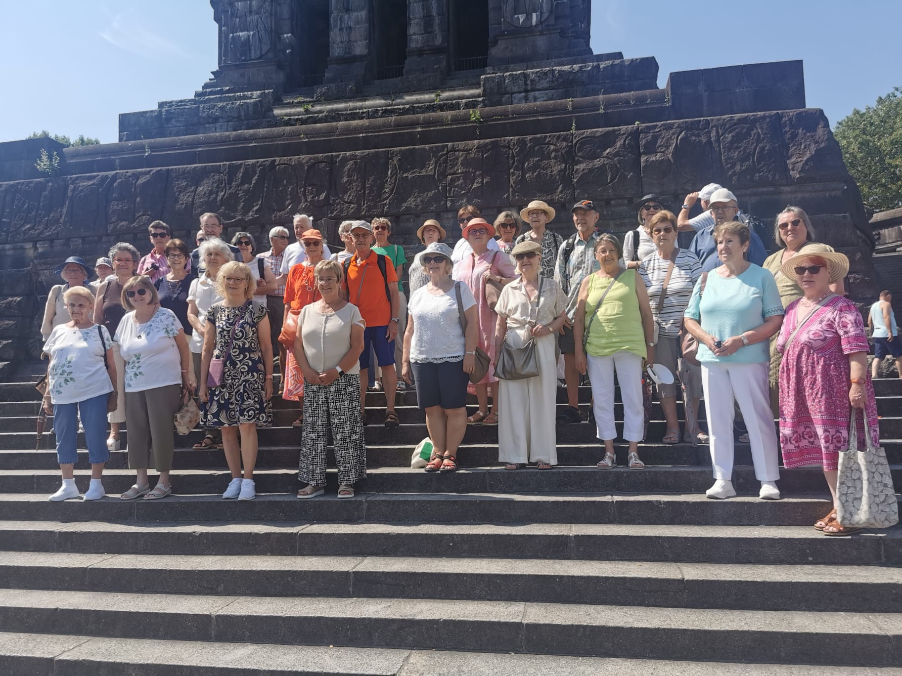 Die Ausfl�gler der Senioren-Union der CDU Gro�-Zimmern auf dem Sockel des Denkmals am Deutschen Eck. Vierte von links: Die Vorsitzende Marion Th�rmer.