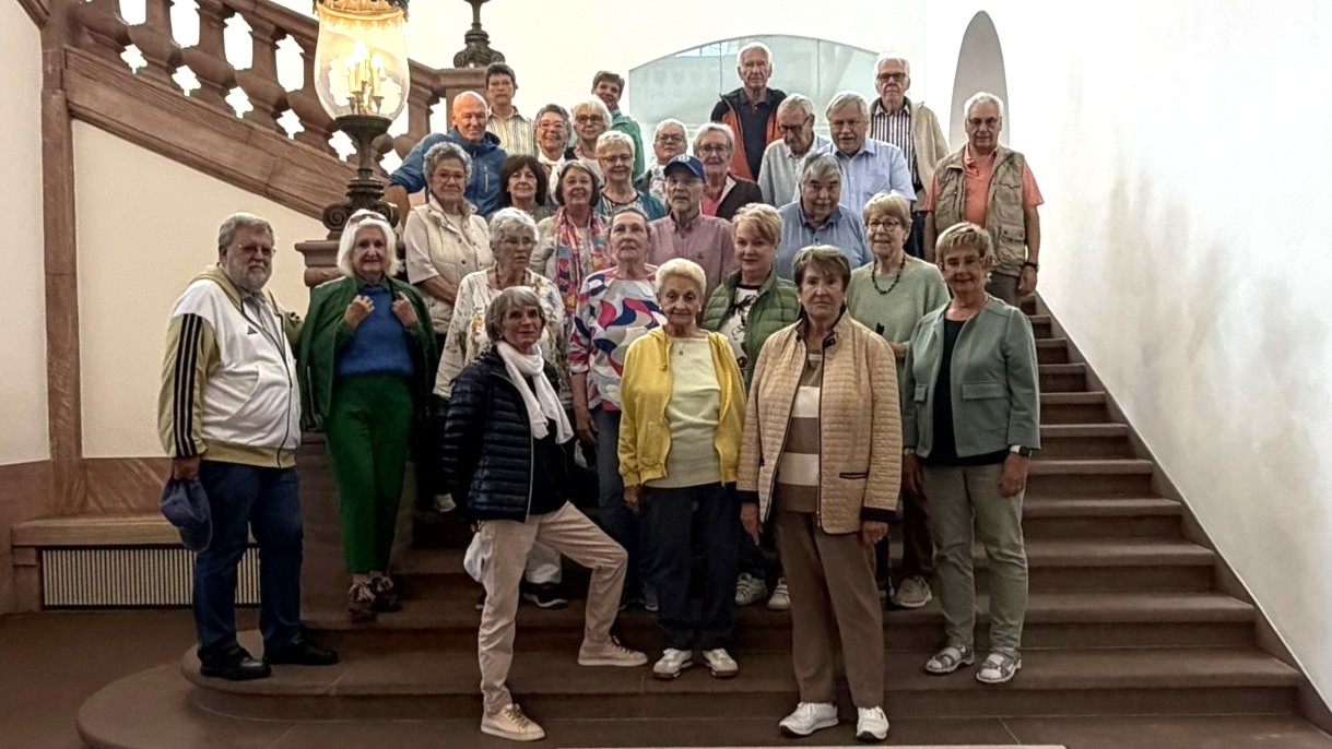 Die Senioren-Union der CDU im imposanten Treppenhaus des Mannheimer Barockschlosses. Vorne rechts die Vorsitzende Marion Th�rmer. Bild Senioren-Union